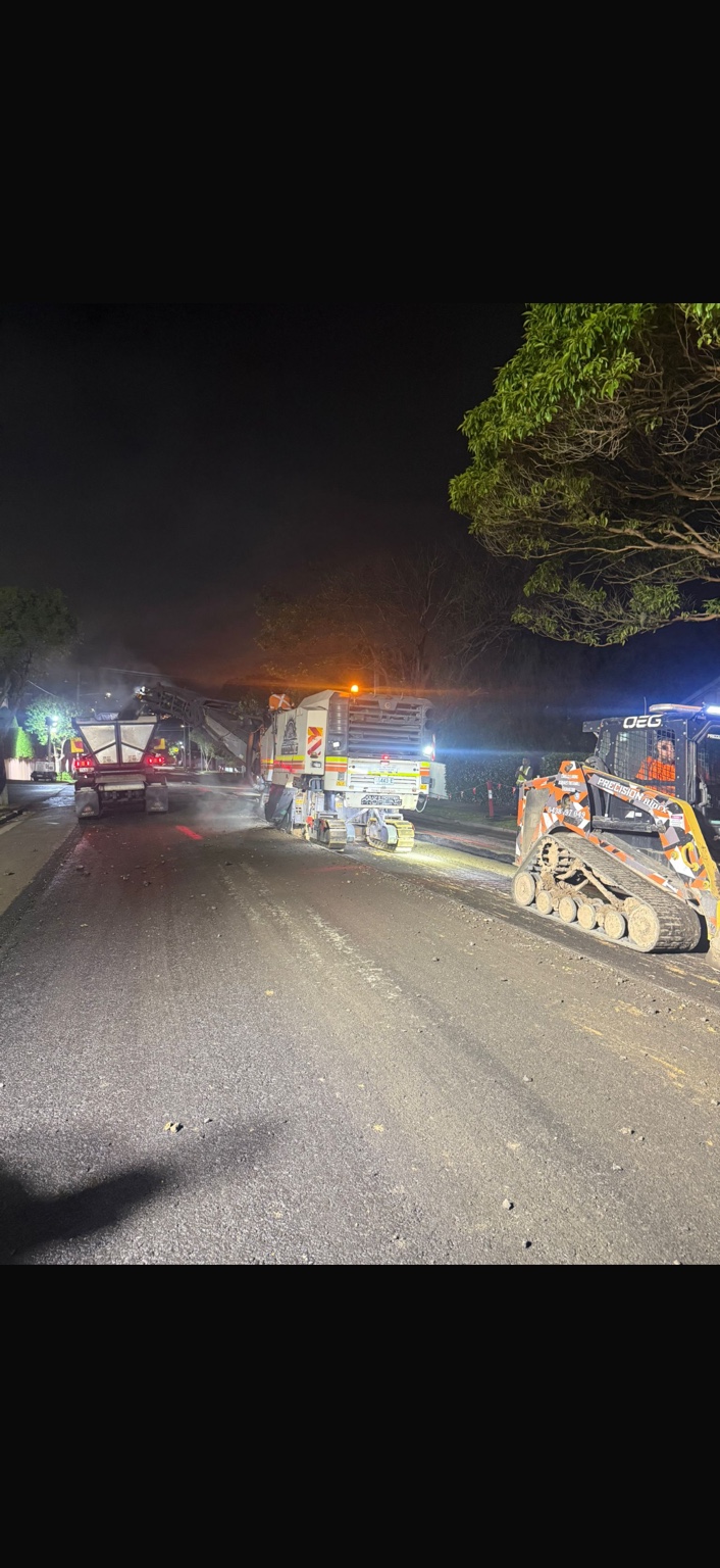 Night roadworks with milling and compact equipment